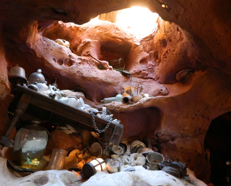 There are all kinds of treasures to see in the queue.